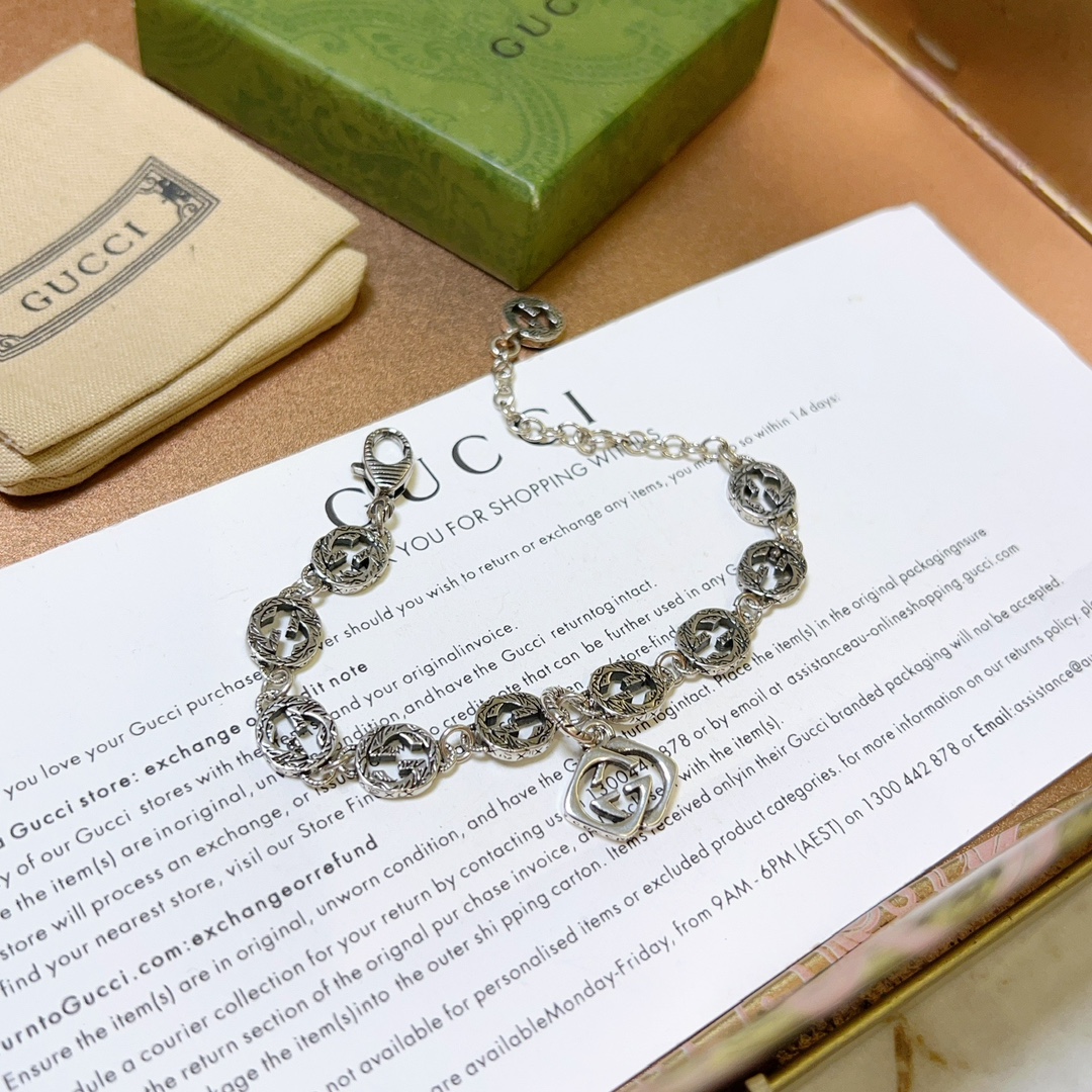 NO:106807,. The latest recommended Gucci bracelet models are released. The latest classic style of Gucci bracelets. The exquisite and texture are absolutely top-notch feels. Just take a look and you can understand the original logo. Super nice. The best choice for matching clothes. It is a must-have artifact for men and women. Simple and atmospheric, low-key and luxurious, and boutique jewelry. Gucci, Gucci, bracelet19860909批 . 古驰手链推荐款最新出炉 Gucci古驰手链最新款的经典款 精致无论款式 质感 都是绝对的顶尖feel 只要看一眼就懂了原版logo 超 nice 搭配衣服最佳的选择,男女同款必备神器 简单又大气,低调显奢华,饰品精品,gucci,gucci,bracelet,Jewelry