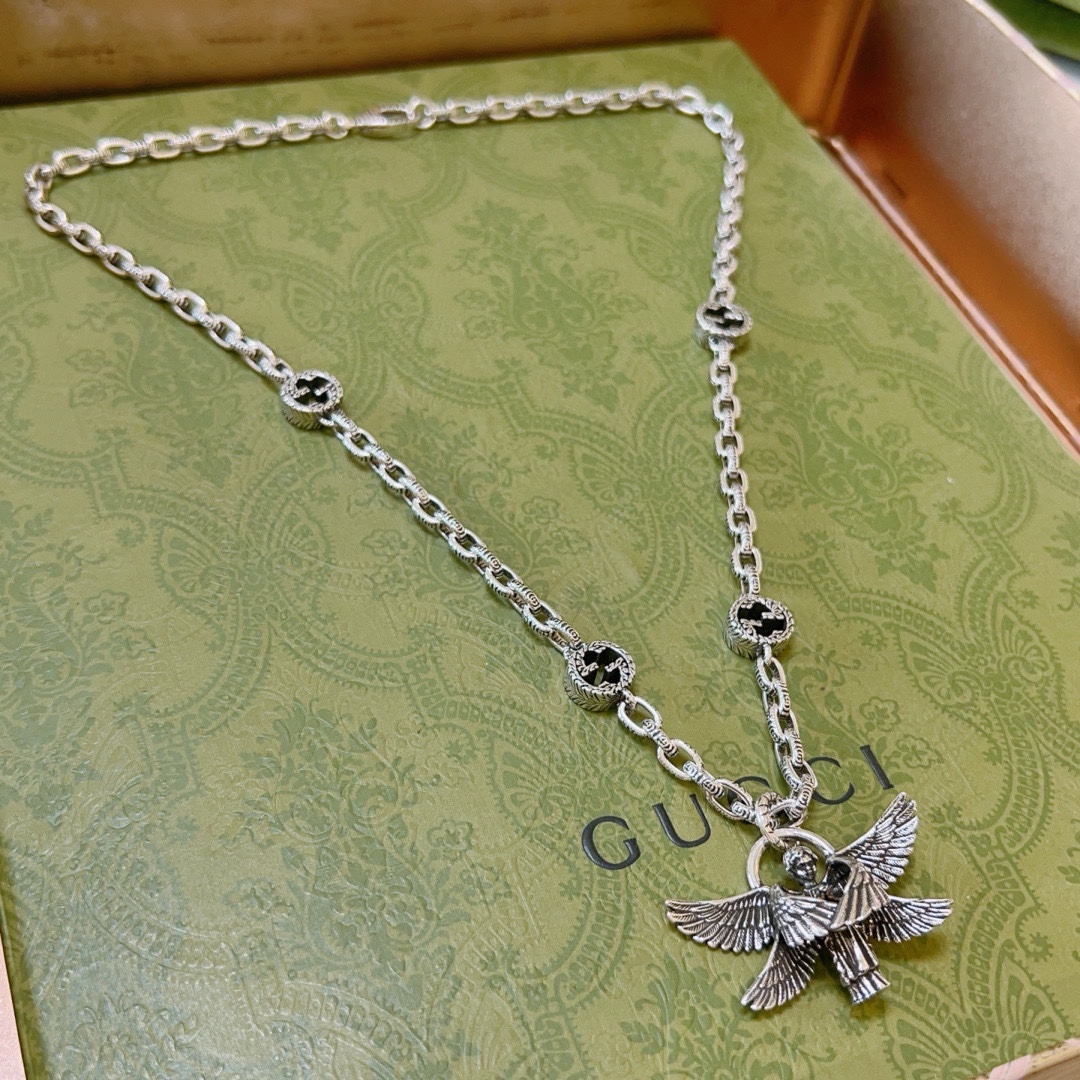 NO:105930,New products released Gucci necklace latest style chain grade higher star style Anger Forest series double G Gucci necklace brand unique temperament necklace precision necklace details old version non-market bright style This model has been released. Gucci hot-selling models are very easy to match with trendy clothes, jewelry boutiques, gucci, necklace19860909批 新品发布古驰项链最新款链条档次更高明星同款Anger Forest系列双G古驰项链牌独特气质项链 精工项链 细节对版做旧处理 非市面亮面版型 这款一直在出 古驰里面热卖款 非常好搭配潮流衣服,饰品精品,gucci,necklace,Jewelry
