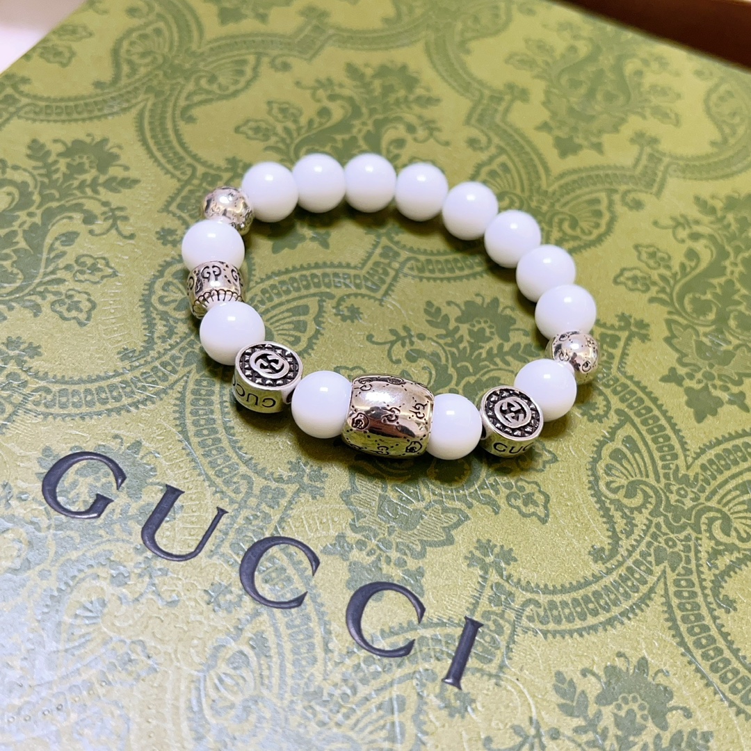 NO:105942,The new product releases Gucci bracelets for men and women. The latest white tridacna stone bracelet has higher grade. Stars with the same style. Anger Forest series double g bracelet. Size: 16-24 cm. Details are used to treat the old version. Non-market bright version. This one is always being made on the market. Gucci is popular in the hot-selling style. Very easy to match clothes, fine accessories, gucci, bracelet19860909批 新品发布古驰手链男女同款 最新款白砗磲石手链档次更高明星同款Anger Forest系列双g手链 尺寸:16-24厘米 细节对版做旧处理 非市面亮面版型 非市面普通做这款一直在出 古驰里面热卖款 非常好搭配衣服,饰品精品,gucci,bracelet,Jewelry