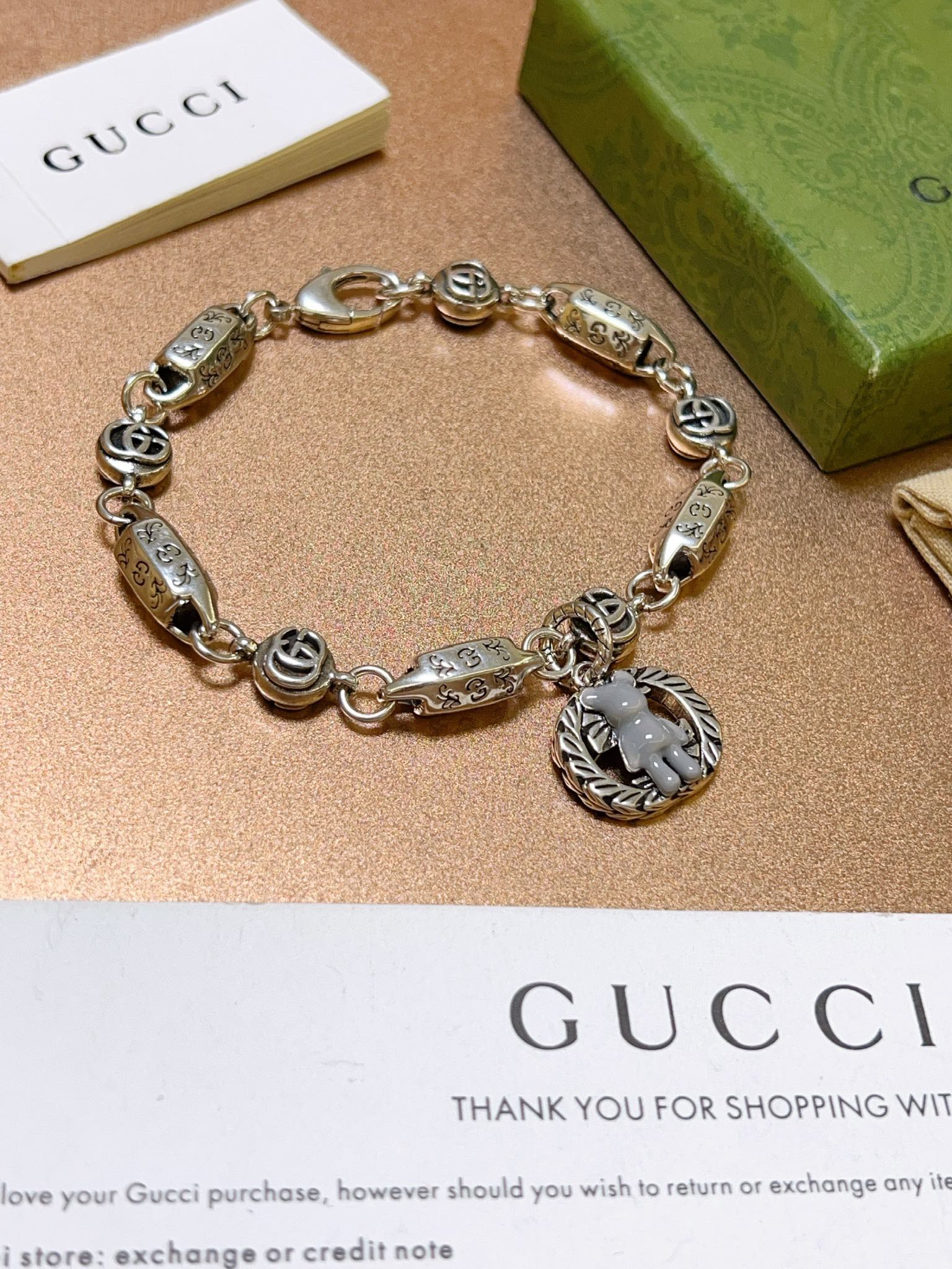 NO:105922,The latest Gucci model is released first. Recommended series of Gucci bracelets. The classic model of Gucci bracelet is exquisite, regardless of style or texture. You can understand that matching clothes is more attractive and attractive and elegant. Original logo is super nice. The best choice for matching clothes. The number of essential artifacts for men and women is: 18.20.22.24CM, which shows low-key luxury and connotation. It has been prepared for more than 2 months. It is really a ten-year effort in the audience. The ceiling among jewelry, the finest accessories, gucci, gucci, bracelet19860909批. 款古驰最新先出炉 推荐系列Gucci古驰手链最新款的经典款 精致无论款式 质感 都是绝对的顶尖feel 只要看一眼就懂了搭配衣服更有魅力更有吸引力和气质 原版logo 超 nice 搭配衣服最佳的选择,男女同款必备神器码数:.18.20.22.24CM 显低调奢华有内涵.准备了2个多月的新款,真是台下十年功啊,饰品中的天花板,饰品精品,gucci,gucci,bracelet,Jewelry