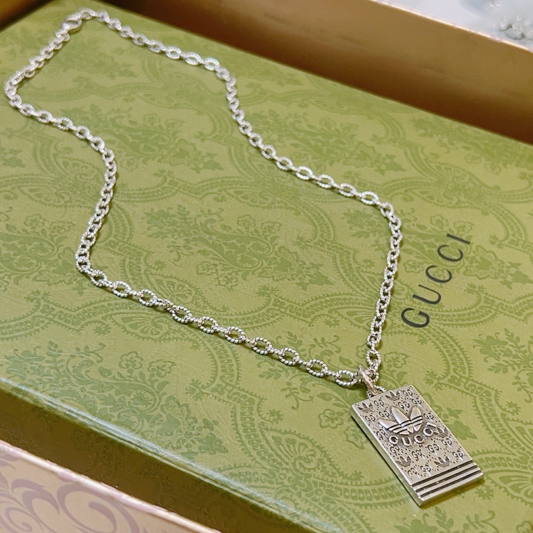 NO:105943,The latest model of Gucci necklace is higher in chain grade, star-like Anger Forest series double G Gucci necklace, chain length 60 cm can be changed, details are used to treat the version, non-market bright style, this model has been released, Gucci is very easy to match with trendy clothes, jewelry quality, gucci, necklace19860909批竟然这么帅 古驰项链最新款链条档次更高明星同款Anger Forest系列双G古驰项链 链长60厘米可改长度 细节对版做旧处理 非市面亮面版型 这款一直在出 古驰里面热卖款 非常好搭配潮流衣服,饰品精品,gucci,necklace,Jewelry