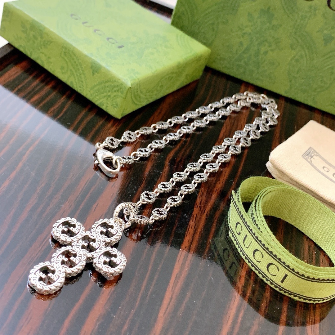 NO:105945,The latest model of Gucci necklace is higher in chain grade, star-like Anger Forest series double G Gucci cross necklace. Determine the exclusive details and process, details are used to treat the version, non-market bright style. This model has been released. Gucci is very easy to match with trendy clothes, fine accessories, gucci, necklace19860909批古驰项链最新款链条档次更高明星同款Anger Forest系列双G古驰十字架项链.认准独家细节工艺 细节对版做旧处理 非市面亮面版型 这款一直在出 古驰里面热卖款 非常好搭配潮流衣服,饰品精品,gucci,necklace,Jewelry