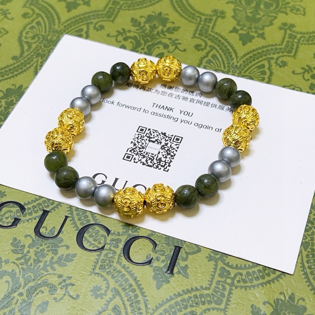 NO:105564,The new product releases Gucci bracelets for men and women. The latest gold beaded bracelets with higher grades. Stars are the same as Anger Forest series double g crystal bracelets. Size: 16-24 cm. Details are gold-tight. Non-market bright style. This one is always being made on the market. Gucci is very good at matching clothes, jewelry quality, gucci, bracelet, gold.19860909批 新品发布古驰手链男女同款 最新款黄金穿珠手链档次更高明星同款Anger Forest系列双g水晶手链 尺寸:16-24厘米 细节对版黄金处理 非市面亮面版型 非市面普通做这款一直在出 古驰里面热卖款 非常好搭配衣服,饰品精品,gucci,bracelet,gold,Jewelry