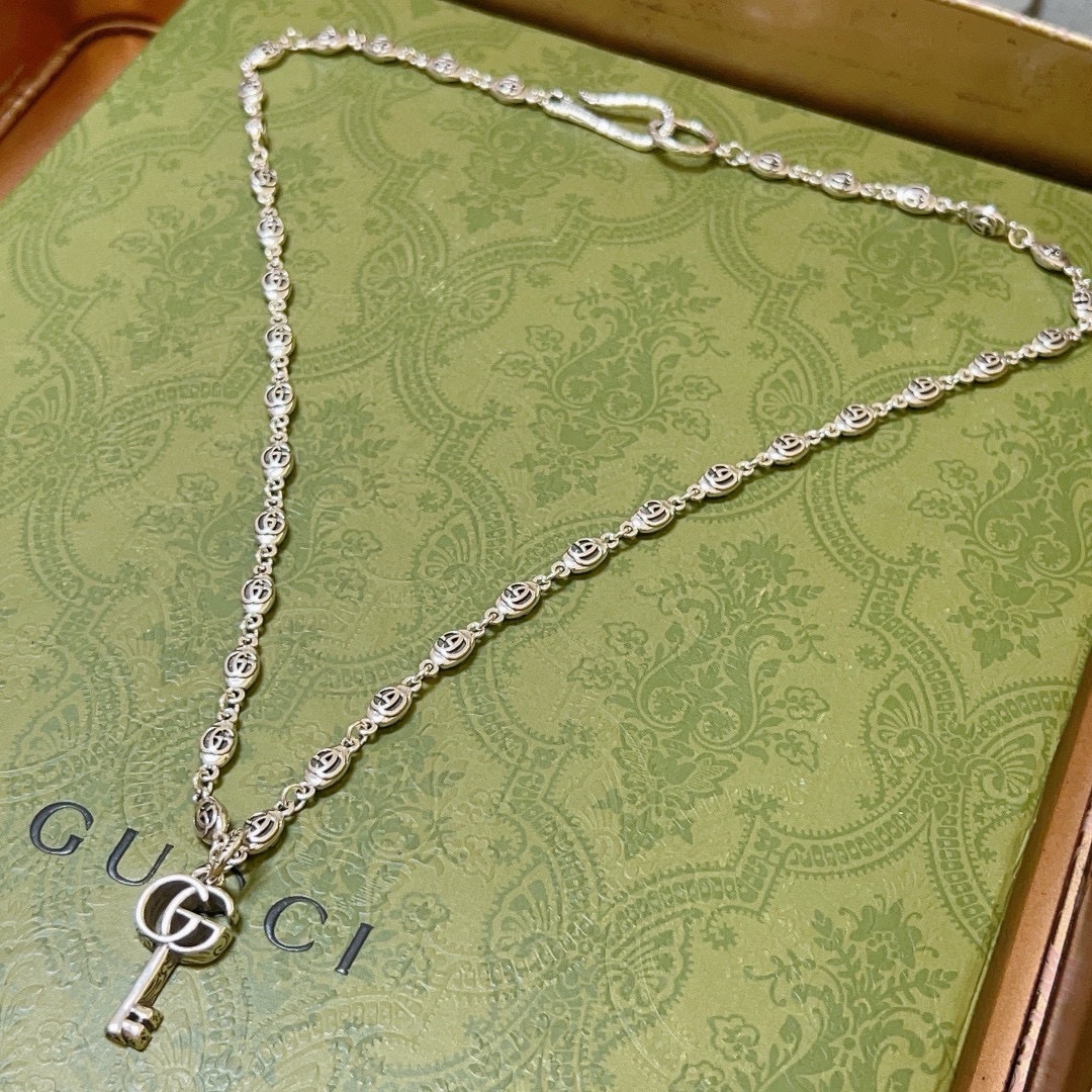 NO:105565,The latest style of Gucci necklaces is higher in chain grade, star style, the same style, Anger Forest series, double G classic necklace, European and American fashion and casual style series, Gucci series retro silver necklace, chain length 60 cm, details are used to treat the version, non-market bright style, this model has been released, Gucci is popular in it, very easy to match with trendy clothes, jewelry quality, gucci, necklace19860909批古驰项链最新款链条档次更高明星同款Anger Forest系列双G经典款项链欧美时尚休闲风系列古驰系列复古银项链 链长60厘米 细节对版做旧处理 非市面亮面版型 这款一直在出 古驰里面热卖款 非常好搭配潮流衣服,饰品精品,gucci,necklace,Jewelry