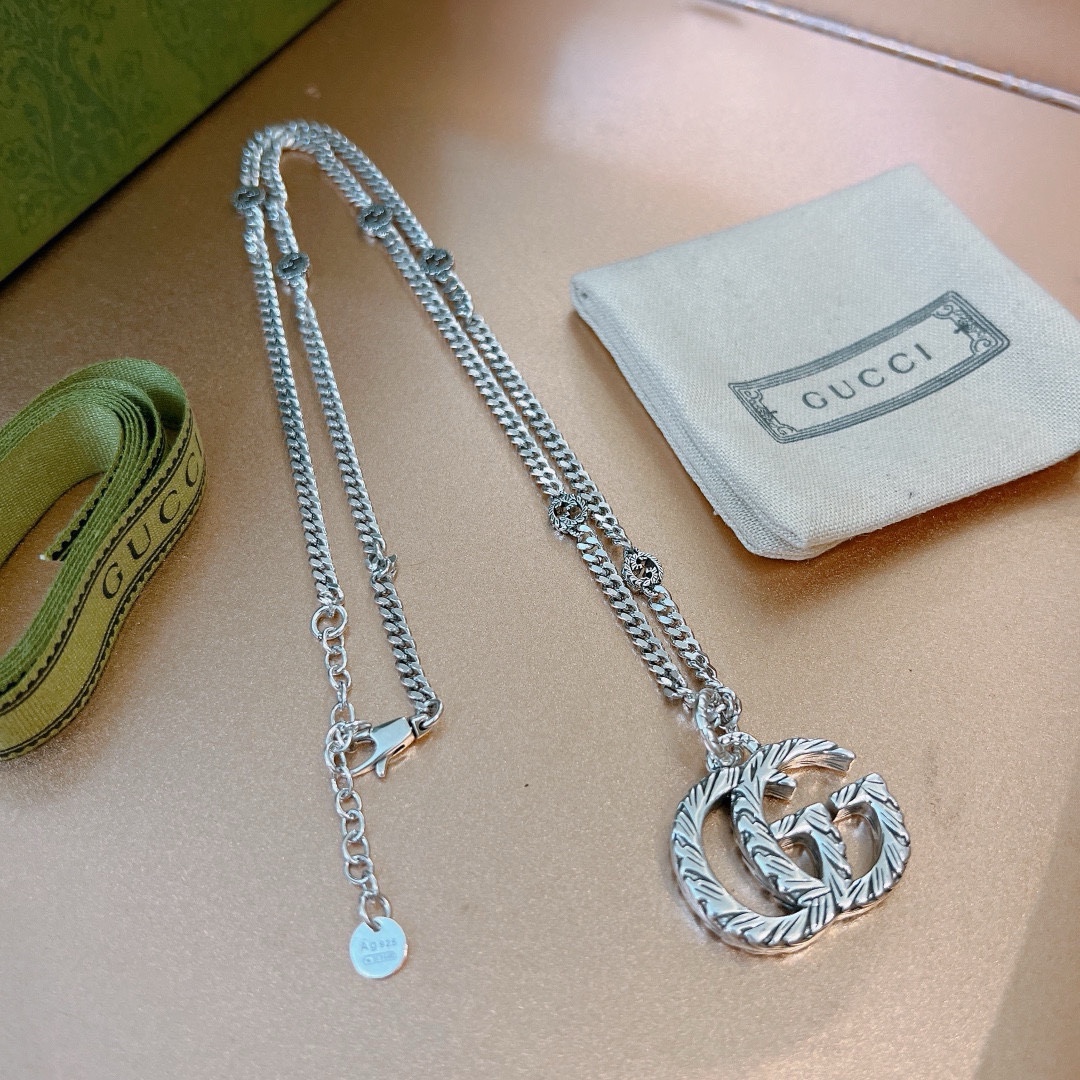 NO:105566,Critic. Different design concepts and different feelings make you more charming with it. The best choice for trendy matching. Gucci necklace has a higher chain. Anger Forest series double G retro silver necklace. Details are used to treat the old version. Non-market glossy version. This model has been released. Gucci is very good at matching trendy clothes, jewelry quality, gucci, necklace19860909批.不一样的设计理念不一样的感觉让您带上它更有魅力,潮流搭配最佳选择,古驰项链最新款链条档次更高Anger Forest系列双G复古银项链 细节对版做旧处理 非市面亮面版型 这款一直在出 古驰里面热卖款 非常好搭配潮流衣服,饰品精品,gucci,necklace,Jewelry