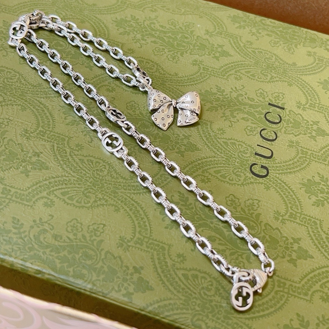 NO:105568,Batch New bow necklaces for men and women. Gucci necklaces with a higher chain. Celebrity. The same style. Anger Forest series double G Gucci necklace. The chain length is 60 cm. The length can be changed. Details are used to treat the version. Non-market glossy style. This model has been released. Gucci is very good at matching trendy clothes, jewelry quality, gucci, necklace19860909批 新品蝴蝶结男女同款项链 古驰项链最新款链条档次更高明星同款Anger Forest系列双G古驰项链 链长60厘米可改长度 细节对版做旧处理 非市面亮面版型 这款一直在出 古驰里面热卖款 非常好搭配潮流衣服,饰品精品,gucci,necklace,Jewelry