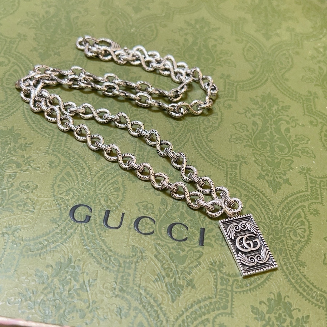 NO:105573,Praise, no explosion, no release, the first choice for online celebrities selling goods in Douyin, Gucci necklace, the latest chain style, the same style as star Anger Forest series double G design concept retro necklace, makes high-end clothes more elegant, and makes them more brand-name and personality when going out, details are used to treat the version, non-market bright style, this model has been released, Gucci is very easy to match, fine jewelry, gucci, necklace19860909批  不爆不发 抖音带货网红首选 古驰项链最新款链条档次更高明星同款Anger Forest系列双g设计理念复古项链 让高档的衣服搭配更有气质 出去更有牌面和个性 细节对版做旧处理 非市面亮面版型 这款一直在出 古驰里面热卖款 非常好搭配,饰品精品,gucci,necklace,Jewelry