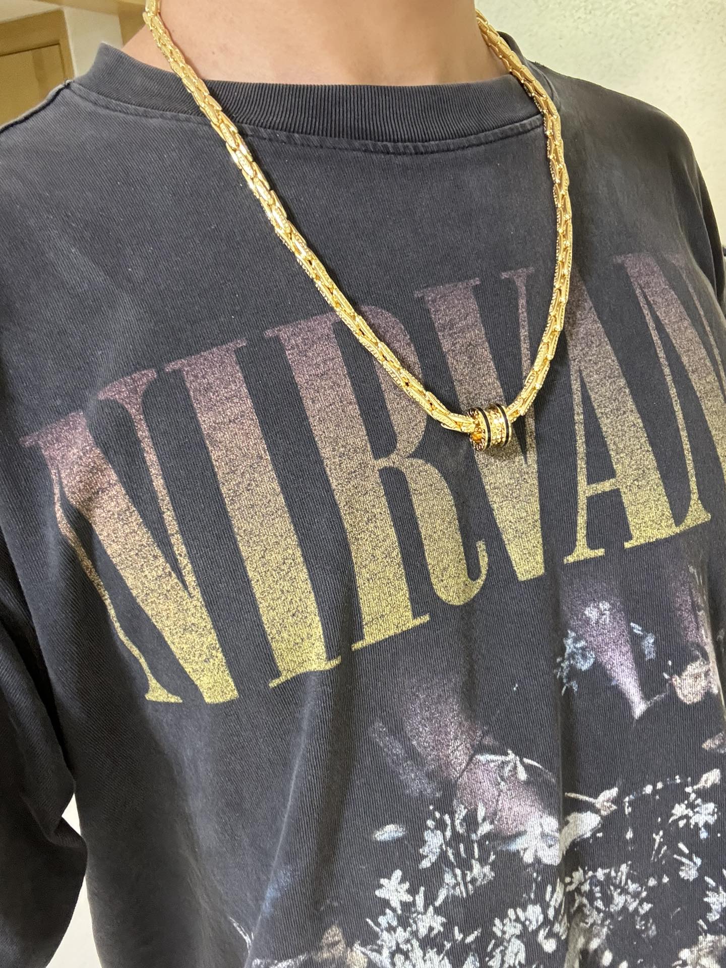 “BVLGARI Boulie DIVAS’ DREAM Necklace: Elegant Gold Material with Logo Detail” - 图片 3