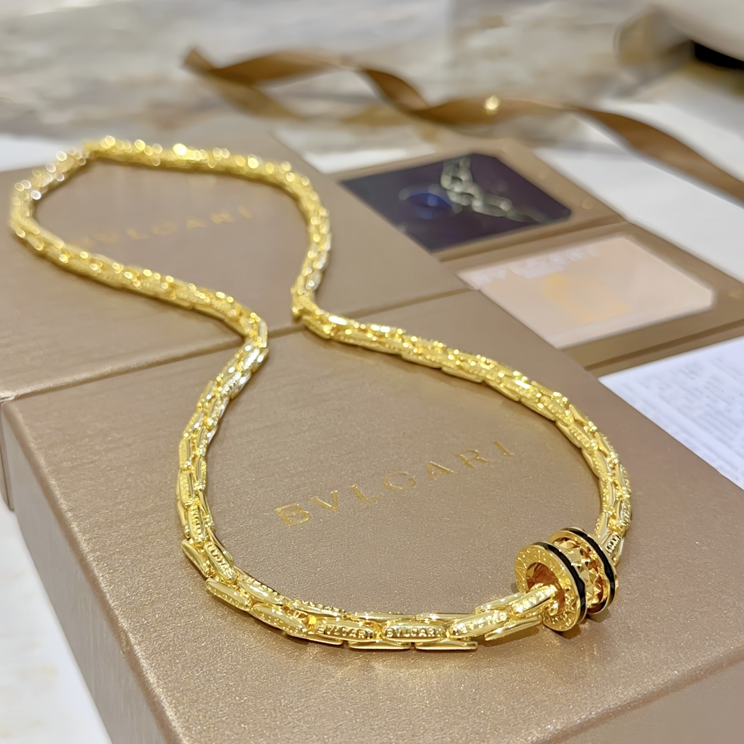 “BVLGARI Boulie DIVAS’ DREAM Necklace: Elegant Gold Material with Logo Detail” - 图片 4