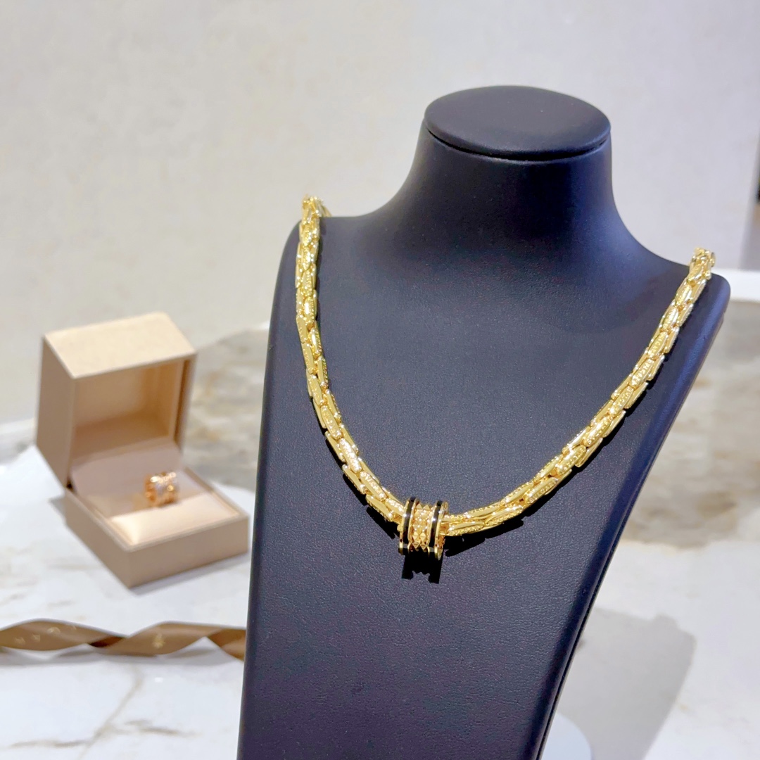“BVLGARI Boulie DIVAS’ DREAM Necklace: Elegant Gold Material with Logo Detail” - 图片 5