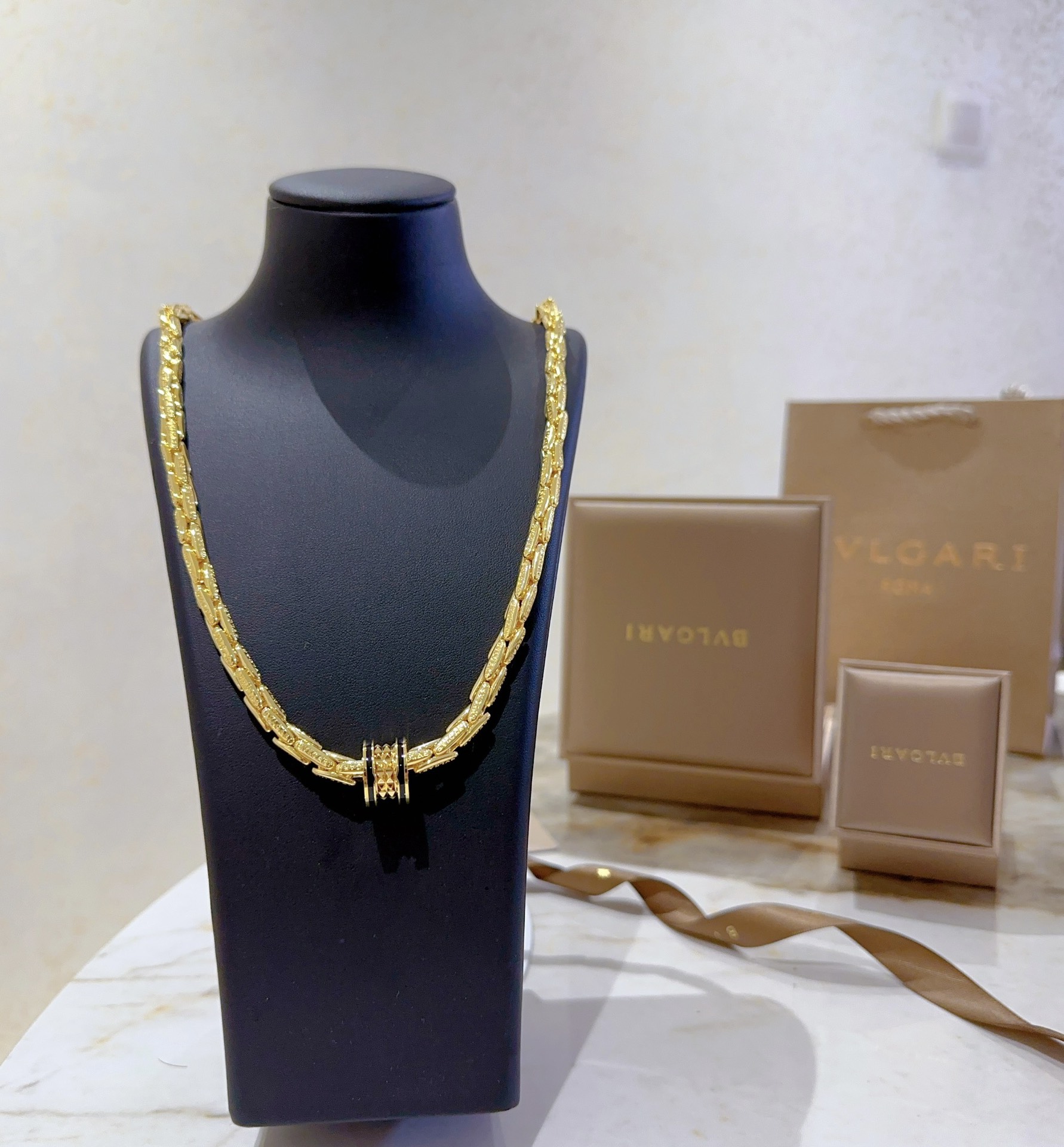 “BVLGARI Boulie DIVAS’ DREAM Necklace: Elegant Gold Material with Logo Detail” - 图片 2