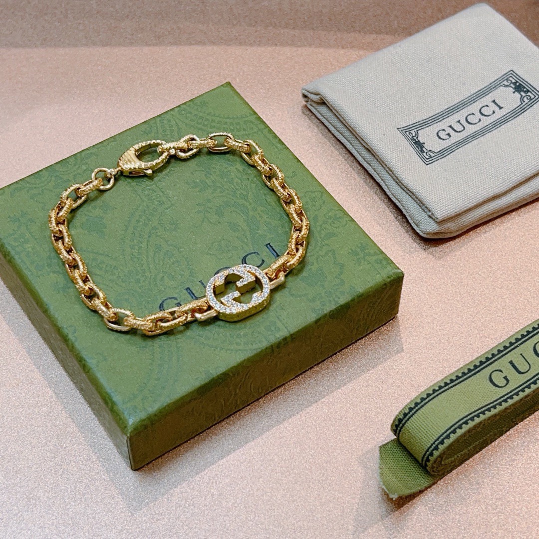 NO:105582,Praise. It's so cool. The latest gold tycoon bracelet. Exclusive high quality. The latest classic style of Gucci bracelet. It's exquisite, regardless of style or texture. It's absolutely top feel. Just take a look and you'll understand it. Super nice. The best choice for matching clothes. It's a must-have artifact for men and women. The number of 18 to 24 cm is , the jewelry is fine, gucci, gucci, bracelet, gold19860909批.太帅啦 最新出炉黄金土豪版手链 独家高品质 Gucci古驰手链最新款的经典款 精致无论款式 质感 都是绝对的顶尖feel 只要看一眼就懂了超 nice 搭配衣服最佳的选择,男女同款必备神器 码数18到24公分,饰品精品,gucci,gucci,bracelet,gold,Jewelry