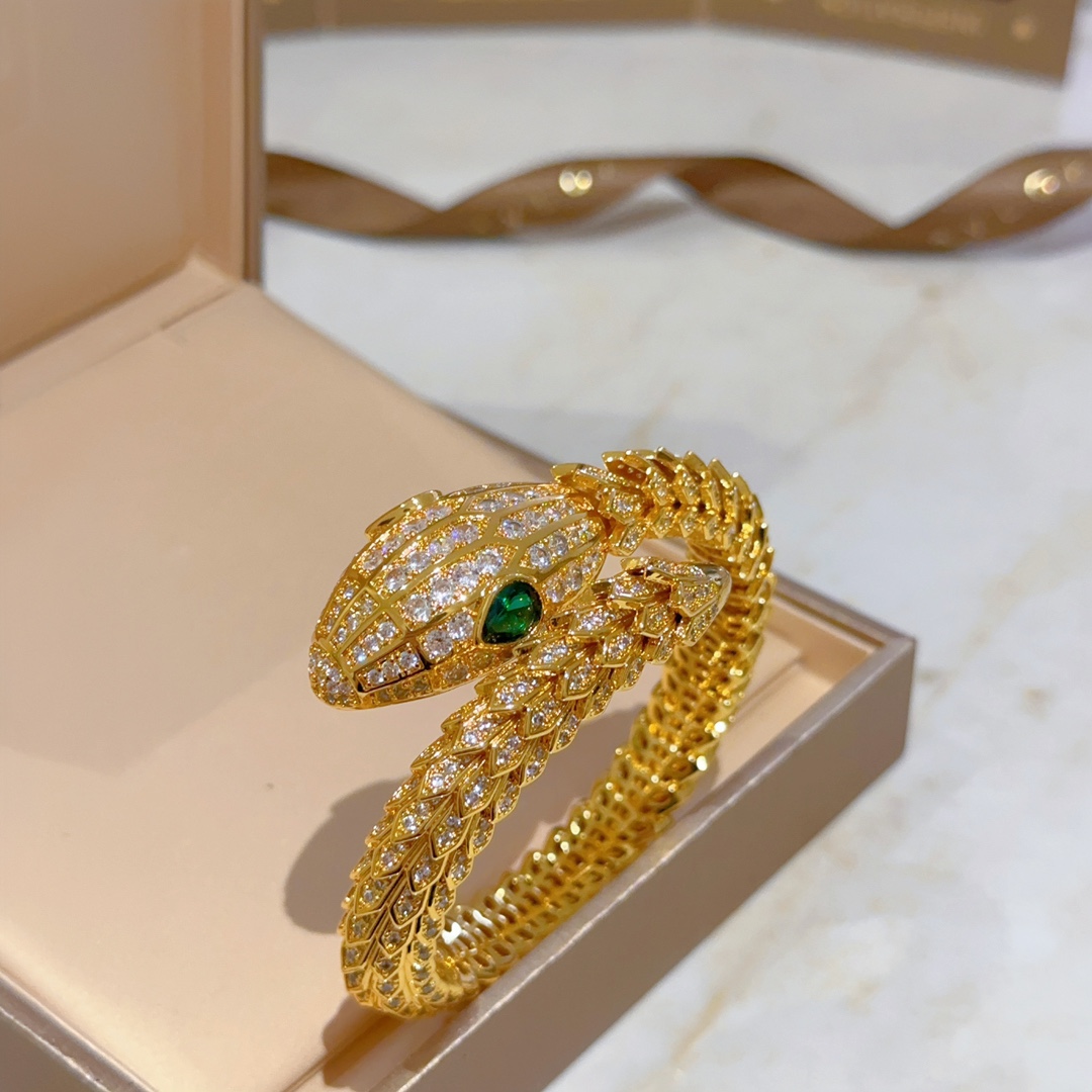 Luxurious Serpenti Viper Bracelet in V Gold with Diamonds: Elegant and Seductive Beauty - 图片 2