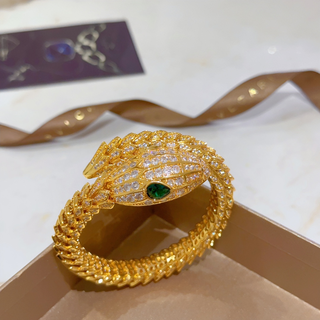 Luxurious Serpenti Viper Bracelet in V Gold with Diamonds: Elegant and Seductive Beauty - 图片 4