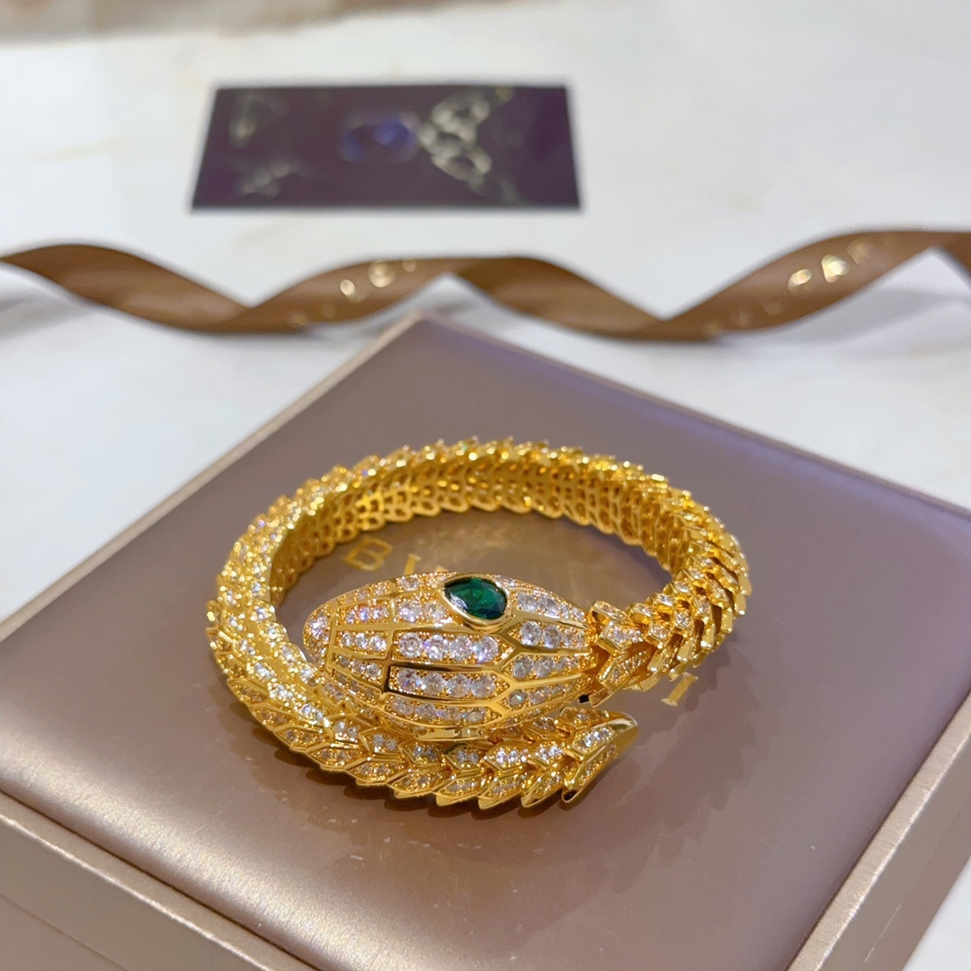 Luxurious Serpenti Viper Bracelet in V Gold with Diamonds: Elegant and Seductive Beauty - 图片 5