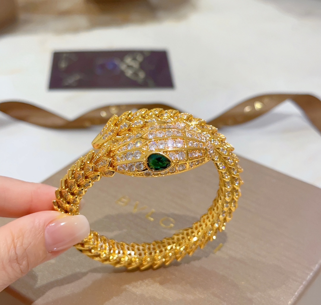 Luxurious Serpenti Viper Bracelet in V Gold with Diamonds: Elegant and Seductive Beauty - 图片 8