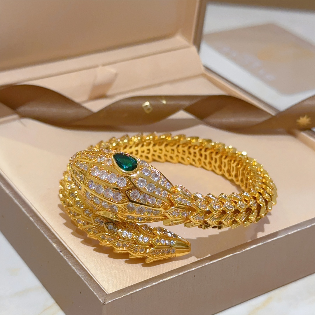 Luxurious Serpenti Viper Bracelet in V Gold with Diamonds: Elegant and Seductive Beauty - 图片 1