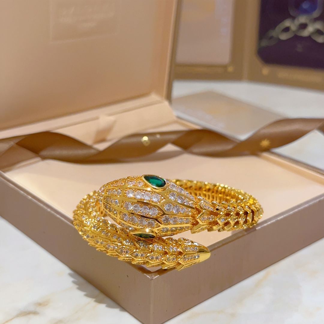 Luxurious Serpenti Viper Bracelet in V Gold with Diamonds: Elegant and Seductive Beauty - 图片 7