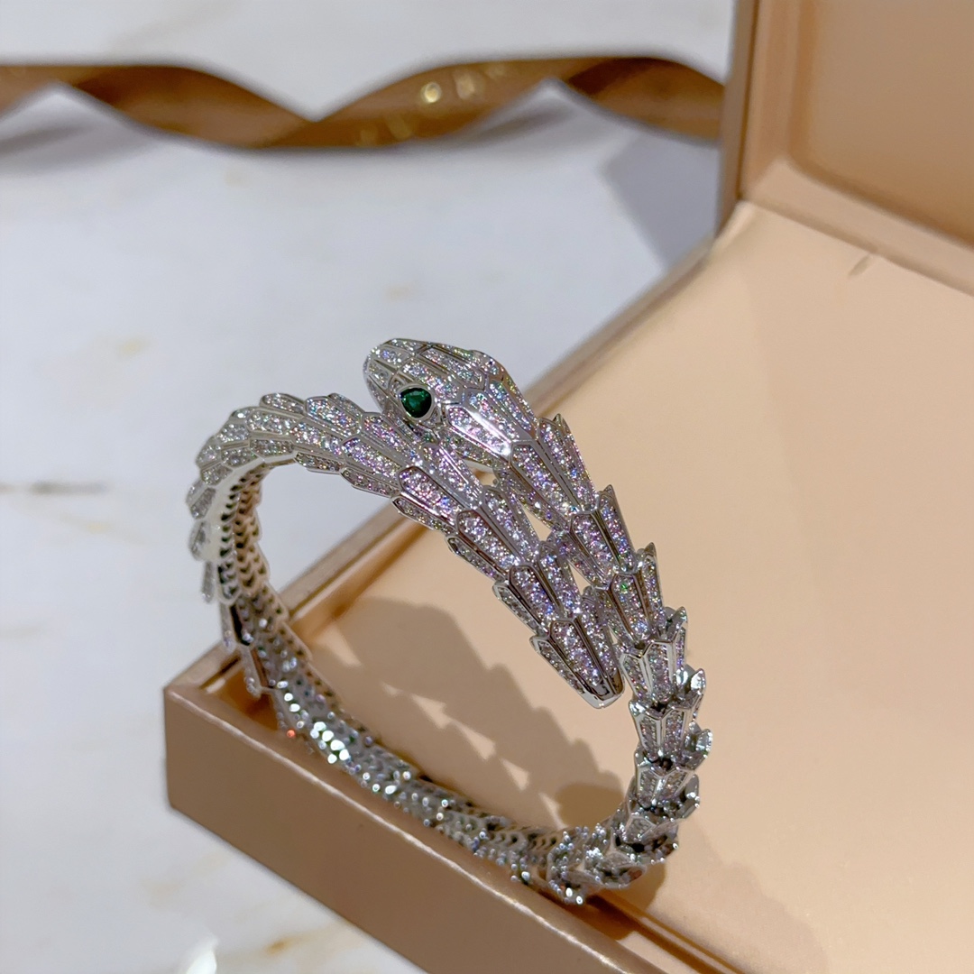 Luxurious Serpenti Viper Bracelets: V Gold Material with Diamonds, Perfectly Polished. - 图片 4