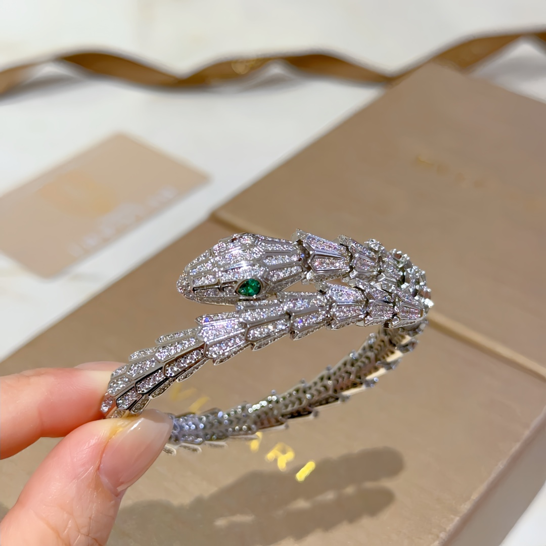 Luxurious Serpenti Viper Bracelets: V Gold Material with Diamonds, Perfectly Polished. - 图片 1