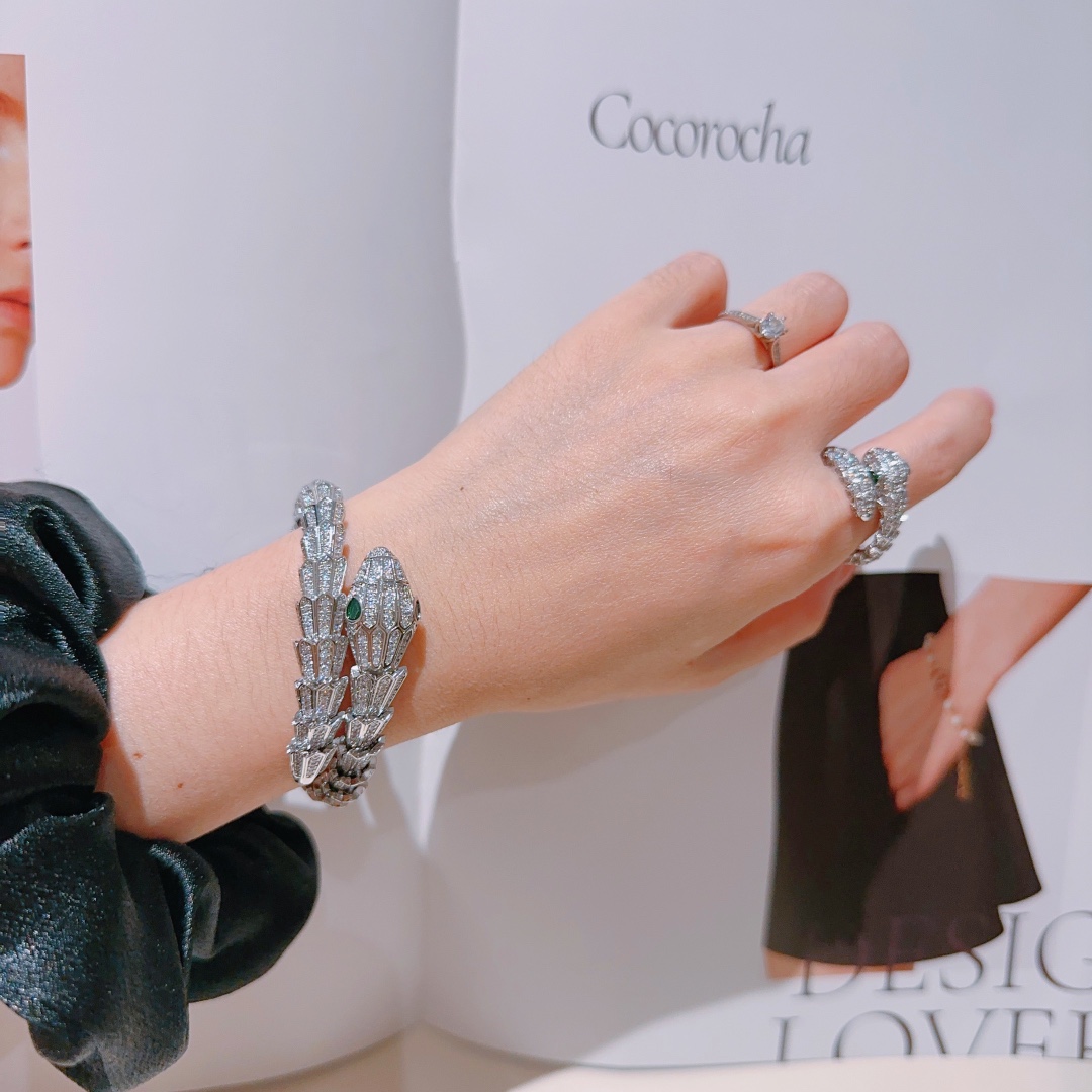 Luxurious Serpenti Viper Bracelets: V Gold Material with Diamonds, Perfectly Polished. - 图片 3