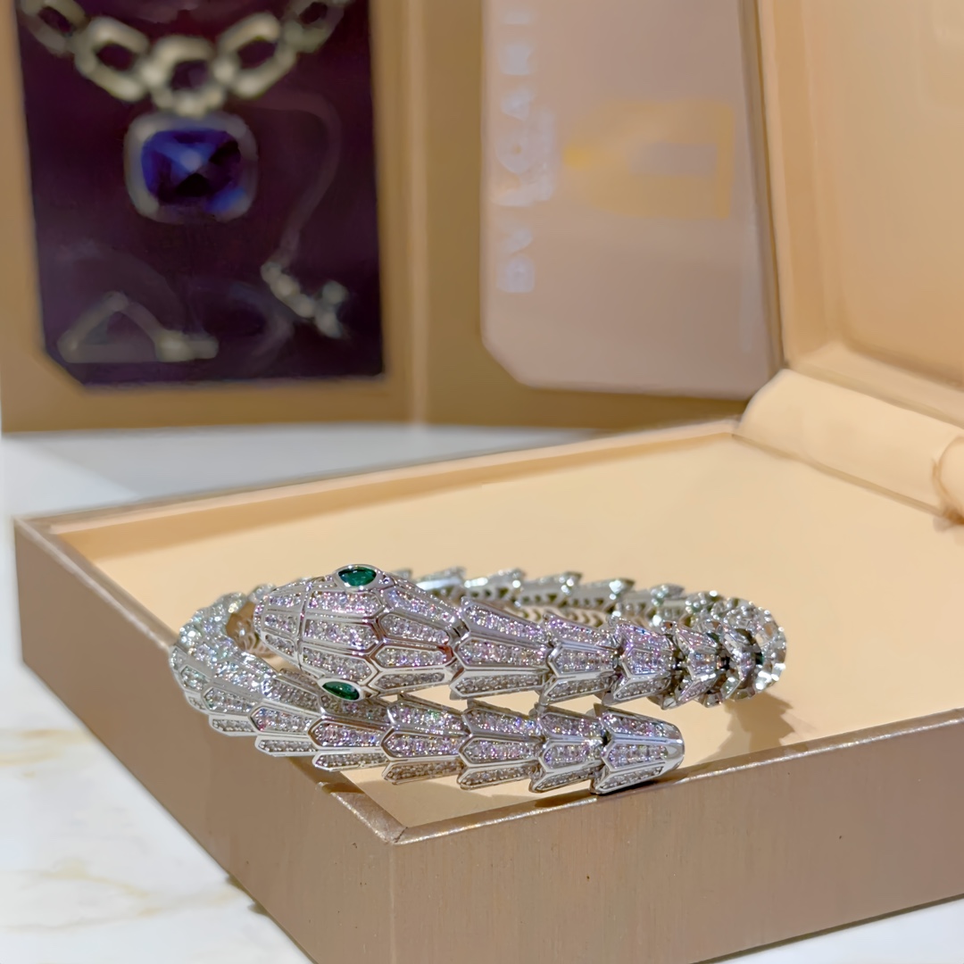Luxurious Serpenti Viper Bracelets: V Gold Material with Diamonds, Perfectly Polished. - 图片 5