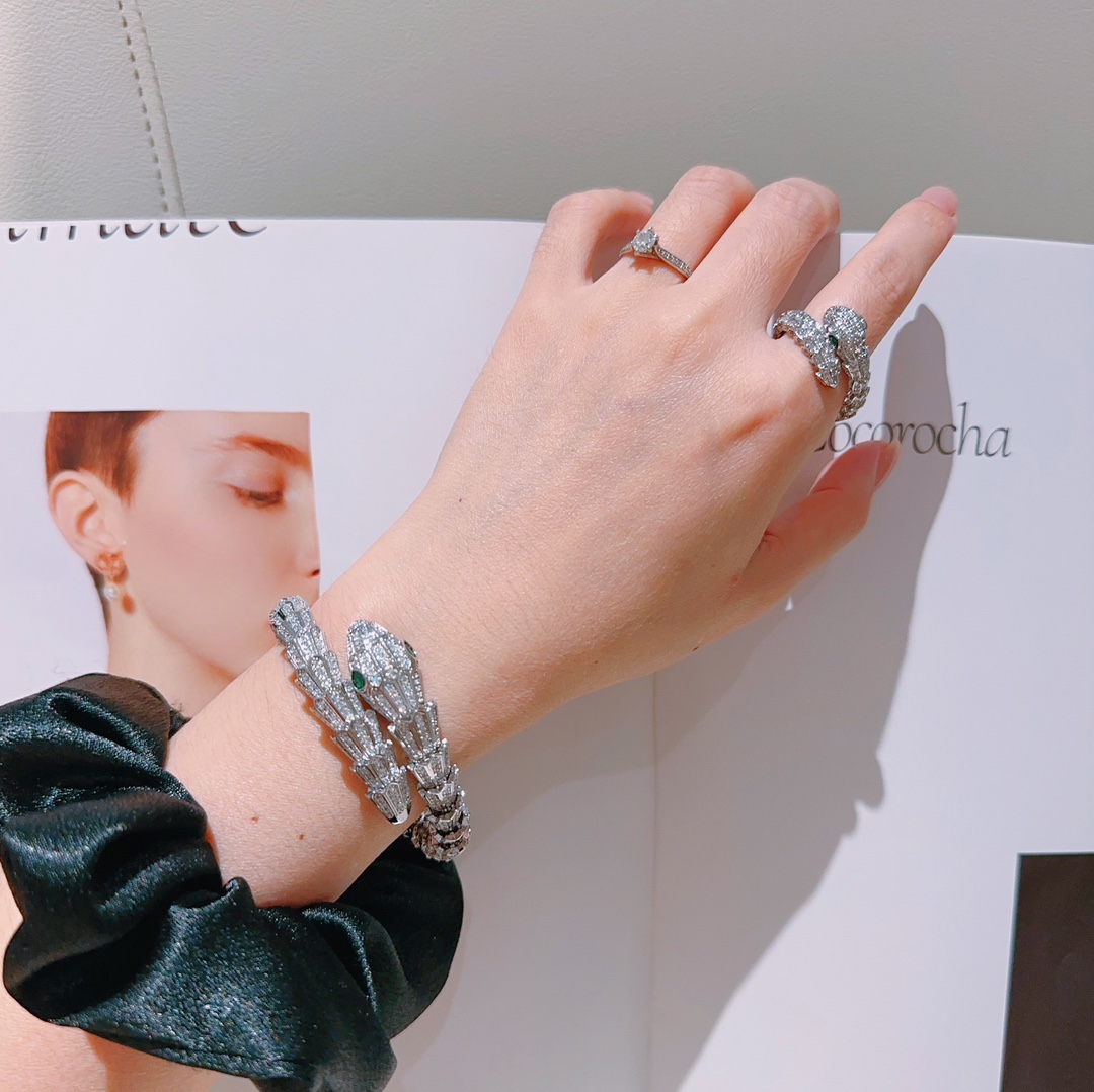 Luxurious Serpenti Viper Bracelets: V Gold Material with Diamonds, Perfectly Polished. - 图片 9