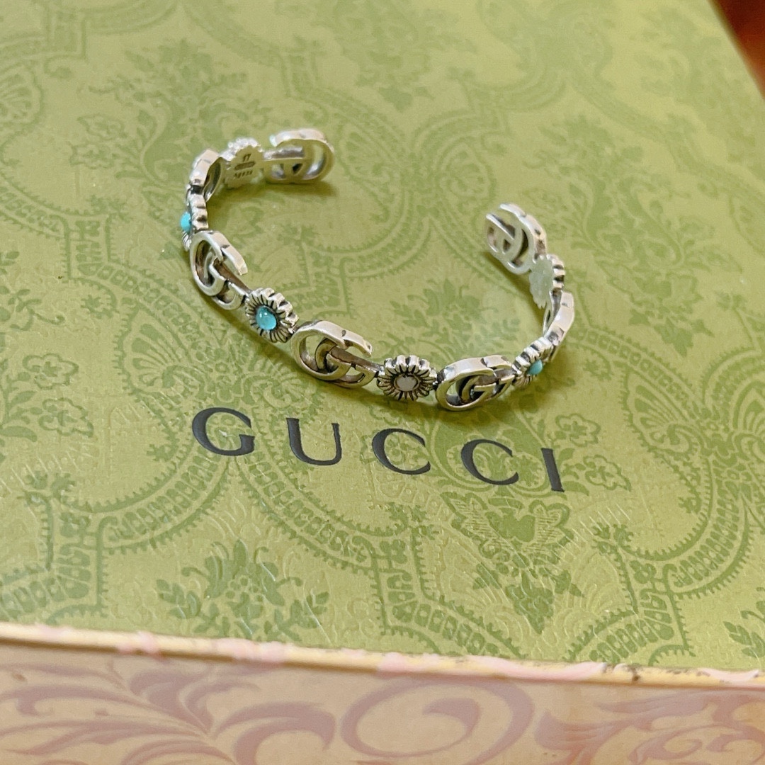 NO:105580,Compare. Recognize the exclusive Gucci bracelet bracelet with unique charm and latest bracelet with higher grades. The same Anger Forest series dual G classic series high-quality new Gucci bracelet. Details are used to treat the version. Non-market glossy style. This model has been released. Gucci is selling very well. It is very easy to match trendy clothes, jewelry quality, gucci, bracelet19860909批.认准独家古驰手镯手环独特魅力十足最新款手镯 档次更高明星同款Anger Forest系列双G经典款系列高品质新品古驰手环 细节对版做旧处理 非市面亮面版型 这款一直在出 古驰里面热卖款 非常好搭配潮流衣服,饰品精品,gucci,bracelet,Jewelry
