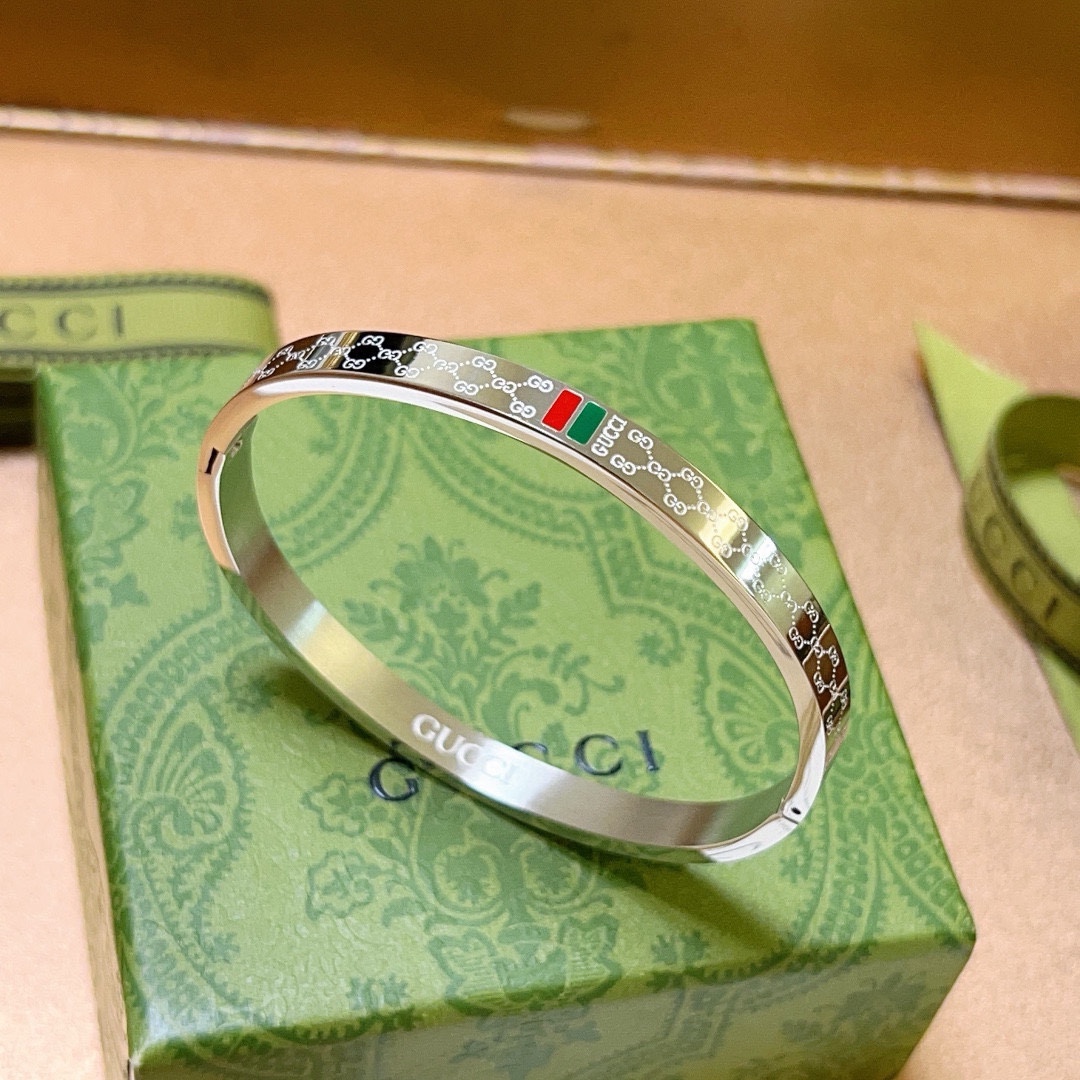NO:105589,Gucci bracelet bracelet gemstones create the latest bracelet with higher grades, star style Anger Forest series dual G classic series retro silver Gucci bracelet details are used to treat the version, non-market glossy version, this model has been released. Gucci is very easy to match with trendy clothes, jewelry quality, gucci, bracelet19860909批.古驰手镯手环宝石纯手工打造最新款手镯档次更高明星同款Anger Forest系列双G经典款系列复古银古驰手环 细节对版做旧处理 非市面亮面版型 这款一直在出 古驰里面热卖款 非常好搭配潮流衣服,饰品精品,gucci,bracelet,Jewelry
