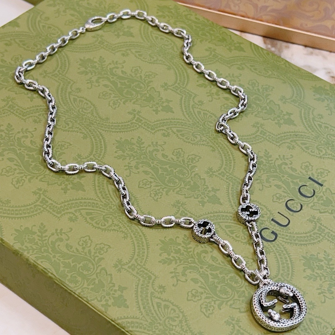 NO:105578,The first choice for online celebrities who sell goods on Douyin is the latest model of Gucci necklace, the chain grade is higher, the same style as star Anger Forest series double g retro pendant high-end necklace, the design is elegant and unique, making high-end clothes more elegant, and going out with more brand and personality. Details are used to treat the versions. Non-market glossy styles. This model has been released. Gucci is very good to match, fine jewelry, gucci, necklace19860909批 不爆不发 抖音带货网红首选 古驰项链最新款链条档次更高明星同款Anger Forest系列双g复古吊坠高端项链 设计的优雅与独特魅力 让高档的衣服搭配更有气质 出去更有牌面和个性 细节对版做旧处理 非市面亮面版型 这款一直在出 古驰里面热卖款 非常好搭配,饰品精品,gucci,necklace,Jewelry
