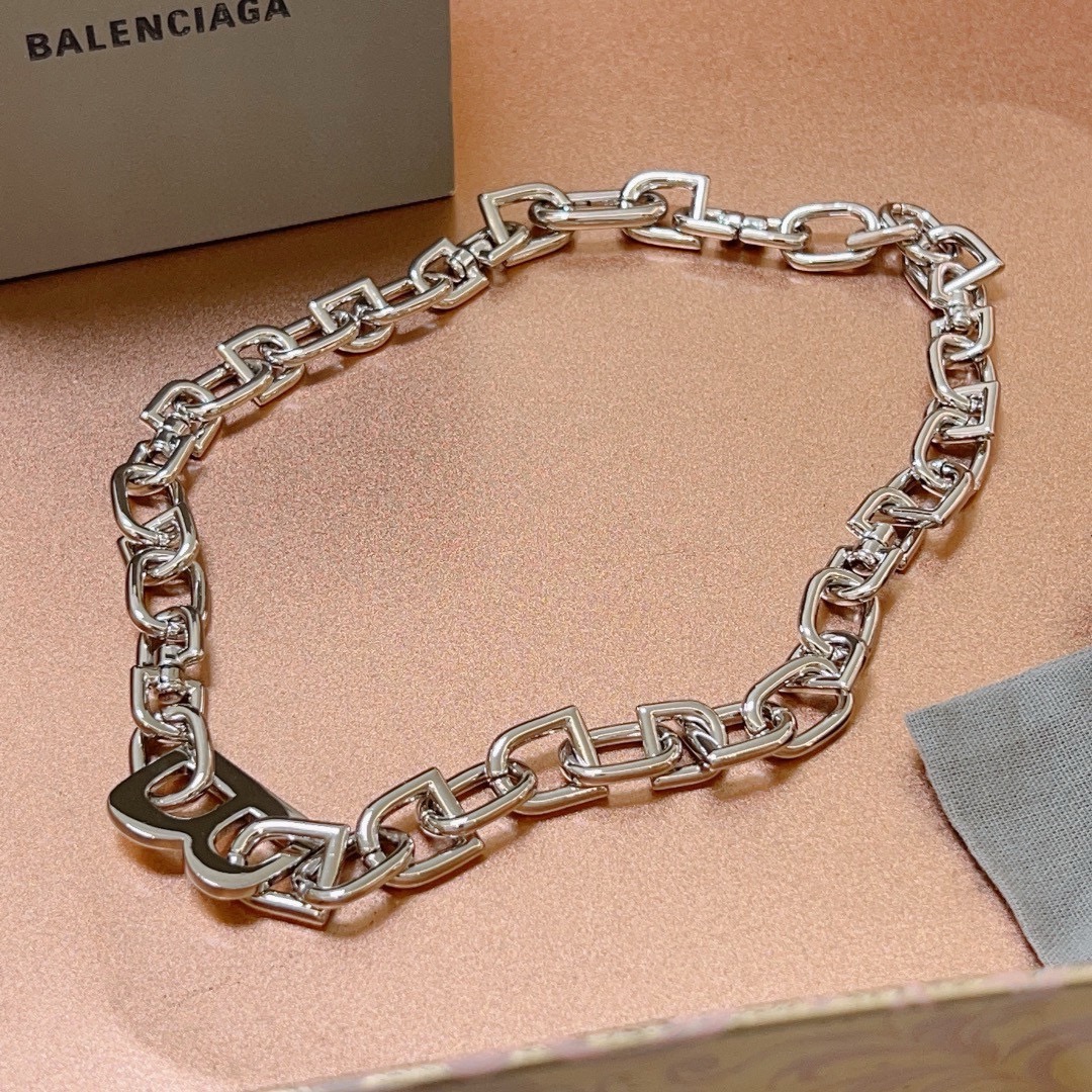 Balenciaga luxury necklace 4
