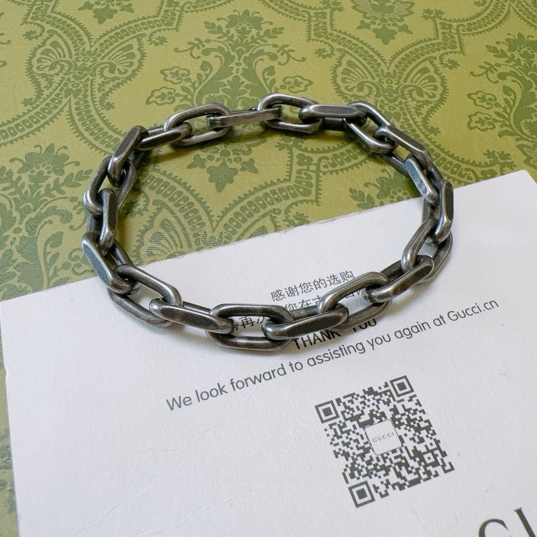 NO:105587,Comment. Gucci's latest Gucci bracelet is released. The latest classic model of Gucci bracelet is exquisite, regardless of style or texture. It is absolutely top feel. Just take a look and you can understand the original logo. Super nice. The best choice for matching clothes. It is a must-have artifact for men and women. Simple and atmospheric, low-key and luxurious, and boutique jewelry. Gucci, Gucci, bracelet19860909批. 古驰推荐款最新古驰手链出炉 Gucci古驰手链最新款的经典款 精致无论款式 质感 都是绝对的顶尖feel 只要看一眼就懂了原版logo 超 nice 搭配衣服最佳的选择,男女同款必备神器 简单又大气,低调显奢华,饰品精品,gucci,gucci,bracelet,Jewelry