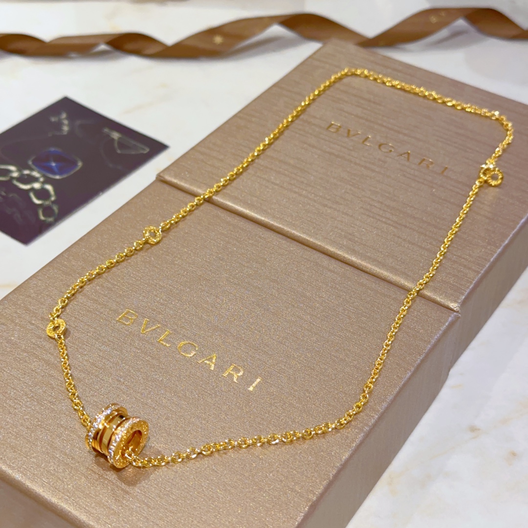 NO:105602,Bulgari necklace V gold material with logo.BVLGARI Bulgari DIVAS' DREAM series. Perfect appearance, invincible details, the unique color is completely impeccable, and is decorated with a classic ring shape design. It is simple but elegant and eye-catching. The combination of gold makes the look more elegant and charming. The same style as men and women. Bulgari necklace, jewelry boutique, bottega veneta, bvlgari, bvlgari, necklace, gold19860909批.宝格丽项链V金材质 带logo.BVLGARI宝格丽 DIVAS‘ DREAM 系列 品相完美,细节无敌,那种独特的色泽完全无可挑剔,再缀以经典指环外形设计,简约之余却又优雅夺目,黄金的组合更显气色,上身雅致动人.男女同款 宝格丽项链,饰品精品,bottega veneta,bvlgari,bvlgari,necklace,gold,Jewelry