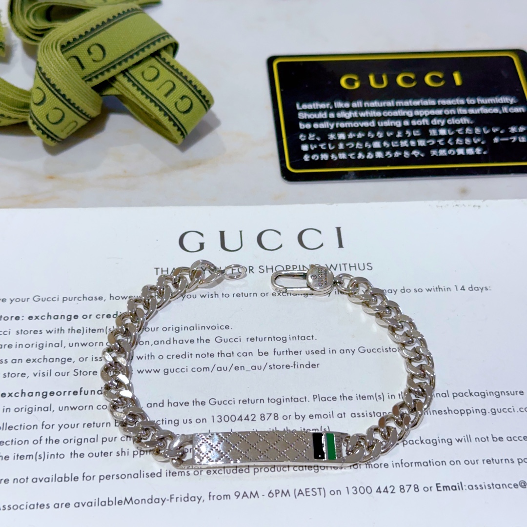 2024古驰新品手链出炉🌼 Gucci古驰手链最新款的绿色珐琅经典款 精致无论款式 质感 都是绝对的顶尖feel 只要看一眼就懂了 认准花纹链身 2