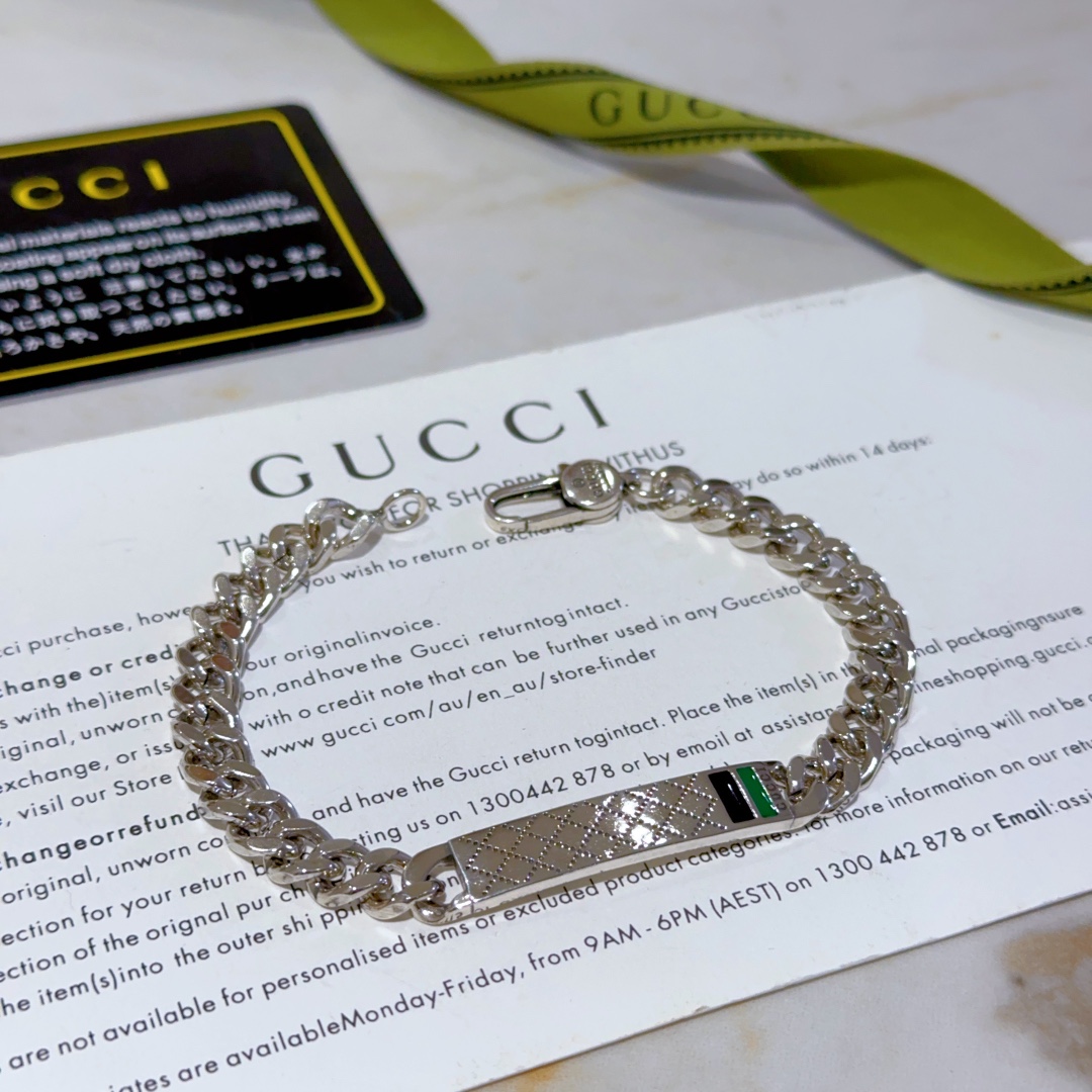 2024古驰新品手链出炉🌼 Gucci古驰手链最新款的绿色珐琅经典款 精致无论款式 质感 都是绝对的顶尖feel 只要看一眼就懂了 认准花纹链身 8