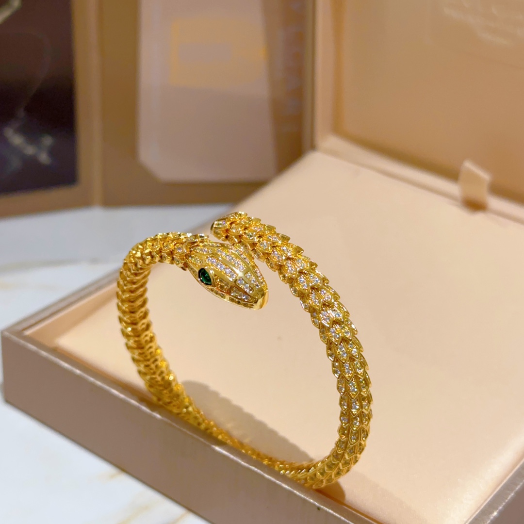 Luxurious V Gold Snake Bracelets with Diamonds: Seductive Elegance and Power - 图片 4