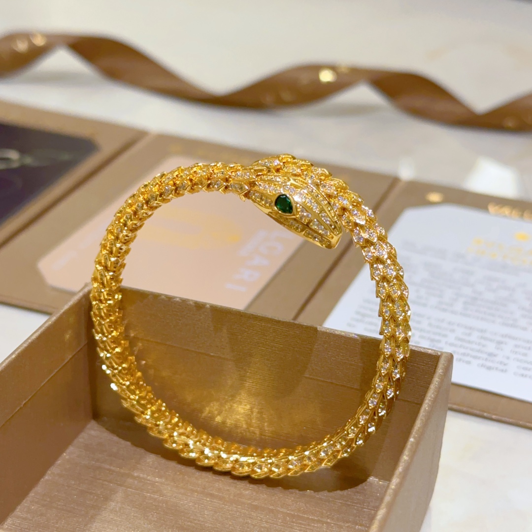 Luxurious V Gold Snake Bracelets with Diamonds: Seductive Elegance and Power - 图片 2