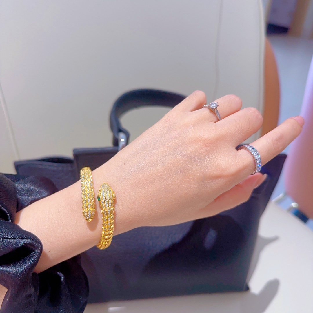 Luxurious V Gold Snake Bracelets with Diamonds: Seductive Elegance and Power - 图片 8