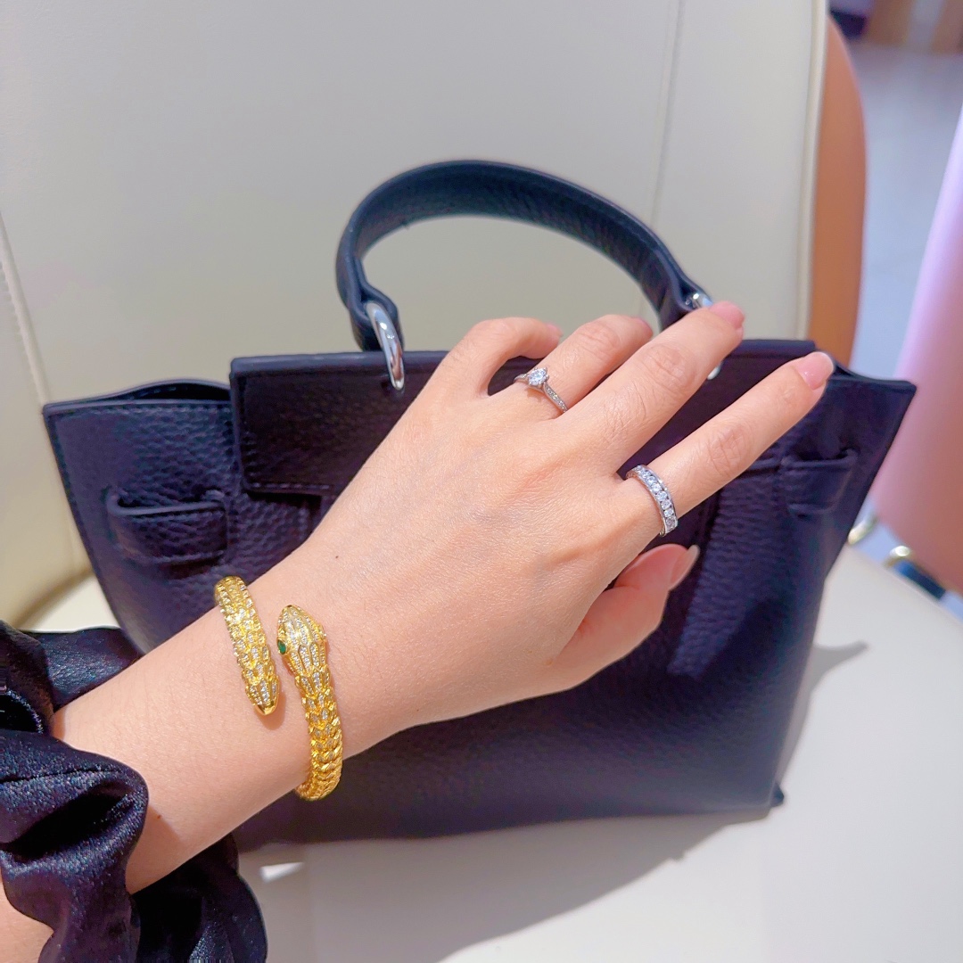 Luxurious V Gold Snake Bracelets with Diamonds: Seductive Elegance and Power - 图片 3