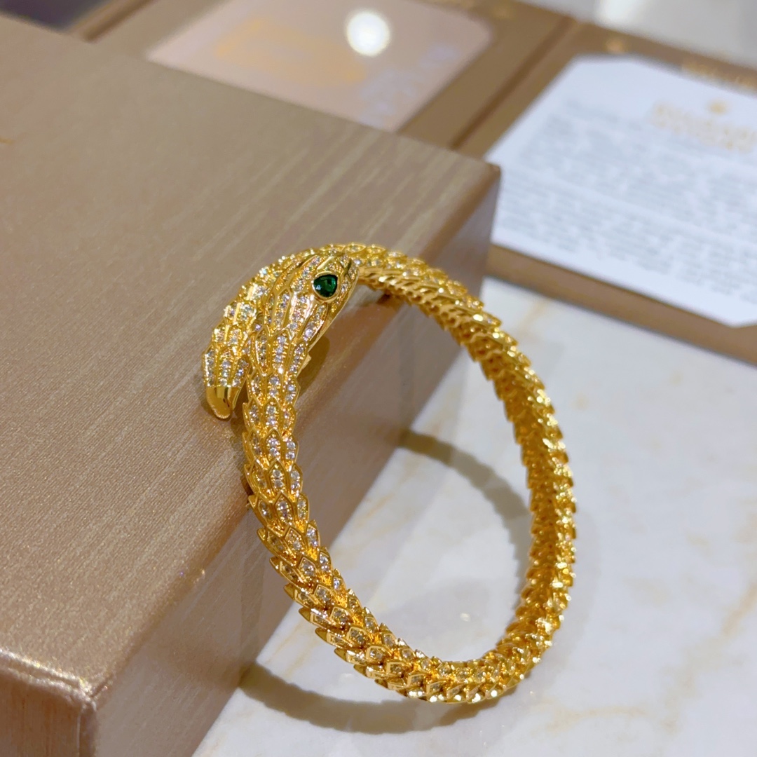 Luxurious V Gold Snake Bracelets with Diamonds: Seductive Elegance and Power - 图片 7