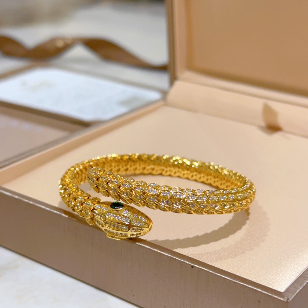 Luxurious V Gold Snake Bracelets with Diamonds: Seductive Elegance and Power - 图片 5