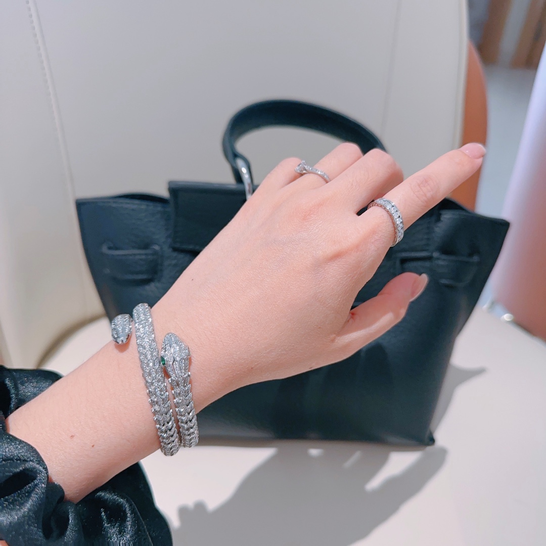 Luxurious Serpenti Viper Gold Bracelet with Diamonds: Seductive Elegance and Power - 图片 9