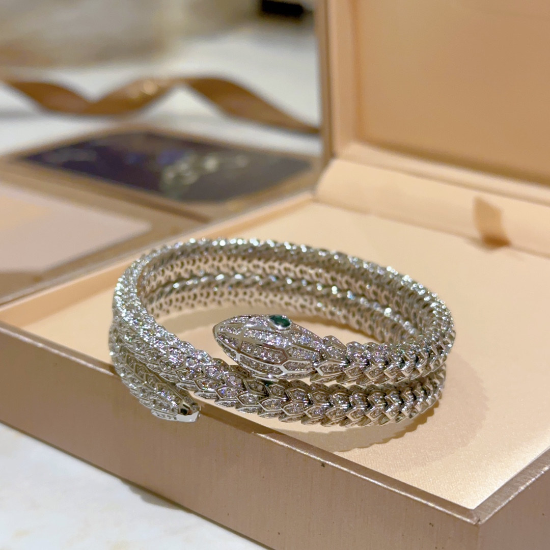 Luxurious Serpenti Viper Gold Bracelet with Diamonds: Seductive Elegance and Power - 图片 5