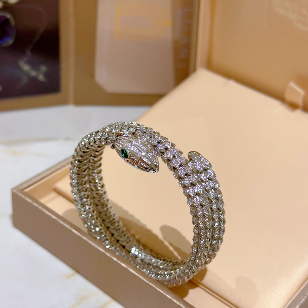 Luxurious Serpenti Viper Gold Bracelet with Diamonds: Seductive Elegance and Power - 图片 4