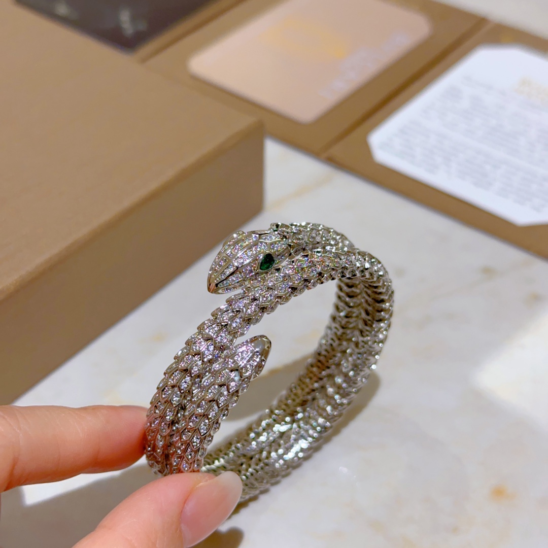 Luxurious Serpenti Viper Gold Bracelet with Diamonds: Seductive Elegance and Power - 图片 7