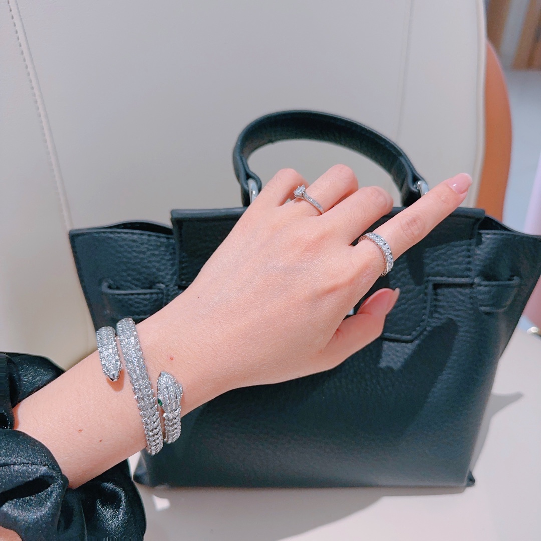 Luxurious Serpenti Viper Gold Bracelet with Diamonds: Seductive Elegance and Power - 图片 3