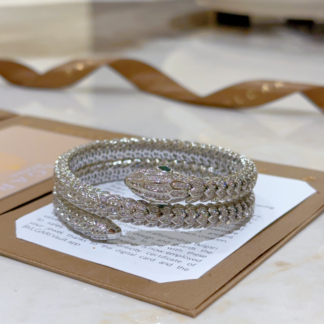 Luxurious Serpenti Viper Gold Bracelet with Diamonds: Seductive Elegance and Power - 图片 8