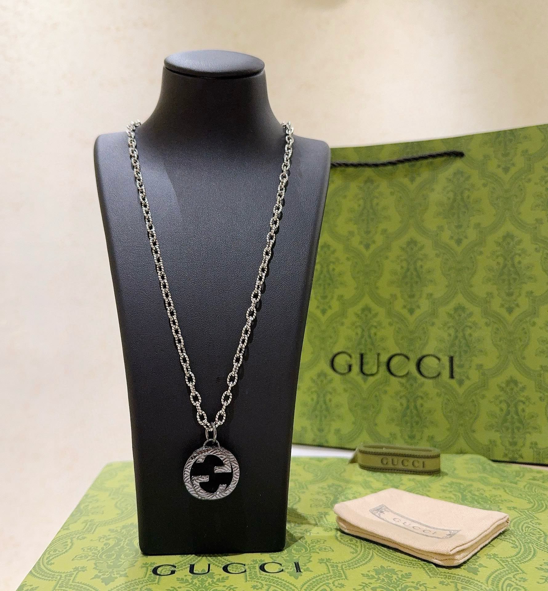 NO:105955,Comment: Too handsome. The latest model of Gucci necklace has a higher chain grade. Celebrity. The same classic model Gucci key. Anger Forest series double G Gucci necklace. The chain length is 60 cm. The length can be changed. The details are used to make the version old. Non-market glossy style. This model has been released. The best-selling model in Gucci is very easy to match with trendy clothes, fine accessories, gucci, necklace19860909批 太帅啦 古驰项链最新款链条档次更高明星同款经典款古驰钥匙Anger Forest系列双G古驰项链 链长60厘米可改长度 细节对版做旧处理 非市面亮面版型 这款一直在出 古驰里面热卖款 非常好搭配潮流衣服,饰品精品,gucci,necklace,Jewelry