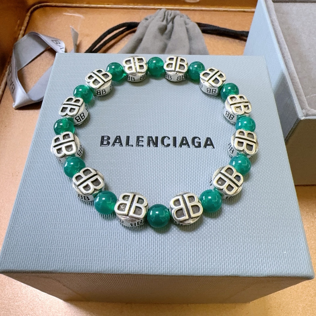 NO:106437,Batch of the counter semester version of natural green agate Balenciaga bracelet Pearl Thai silver style Balenciaga bracelet Celebrity same style for men and women Retro old style Original replica Pure handmade ~ Authentic model opening trend and fashion essential for both men and women Can wear Couple style Rock Punk Thai silver style Retro elements Trendy and versatile Super like to place an order Note the wrist circumference, jewelry boutique, balenciaga, bracelet19860909批 专柜精工版本天然绿玛瑙巴黎世家手链 珍珠泰银风格巴黎世家手链 明星同款男女款 复古做旧风 原版复刻 纯手工打造 ～正品开模潮流时尚必备 男女均可佩戴 情侣款同款 摇滚朋克泰银风格 复古元素 潮流百搭 超级喜欢下单备注手腕周长,饰品精品,balenciaga,bracelet,Jewelry