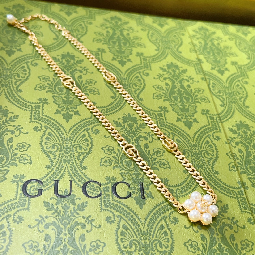 NO:106383,Buy Gucci Necklace The latest pearl necklace has higher grades. Stars have the same style. Anger Forest series double g pearl necklace. Each grain is full and round. Details are used to treat the version. Non-market bright style. This one is always being made on the market. Gucci is popular. Very easy to match clothes, fine accessories, gucci, necklace19860909批 古驰项链 最新款珍珠项链档次更高明星同款Anger Forest系列双g珍珠项链 粒粒饱满圆润的珍珠 细节对版做旧处理 非市面亮面版型 非市面普通做这款一直在出 古驰里面热卖款 非常好搭配衣服,饰品精品,gucci,necklace,Jewelry